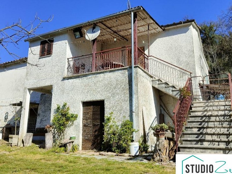 Rustico in Vendita a Amelia, 120'000€, 255 m²