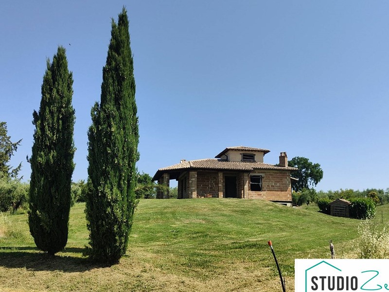 Villa in Vendita a Montecastrilli, 360'000€, 391 m²