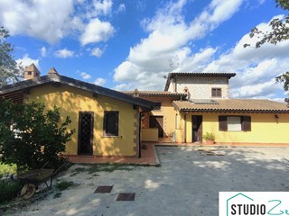 Villa in Vendita a Amelia, 490'000€, 383 m²