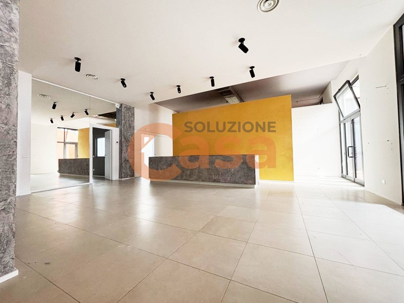 Ufficio in Affitto a Piacenza, 2'200€, 273 m²