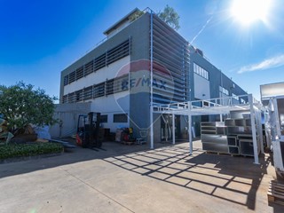 Capannone in Vendita a Pozzo d'Adda, 530'000€, 550 m²