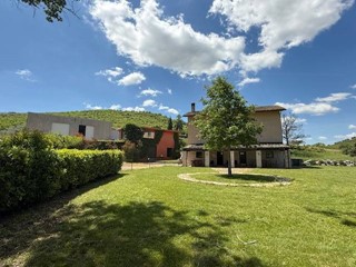 Attività commerciale in Vendita a Carassai, 1000 m²