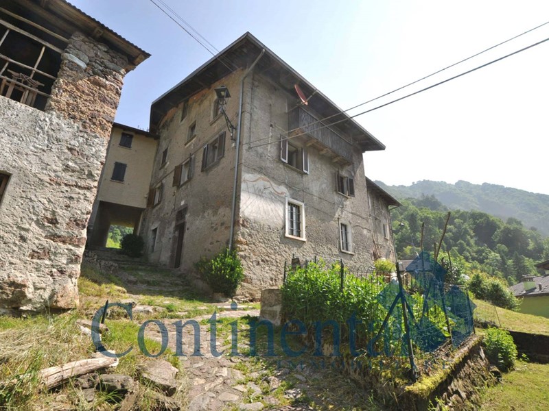 Casa Semi Indipendente in Vendita a Valtorta, 26'900€, 210 m²