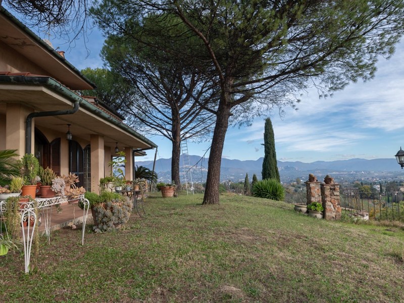 Villa in Vendita a Mentana, 590'000€, 360 m², con Box