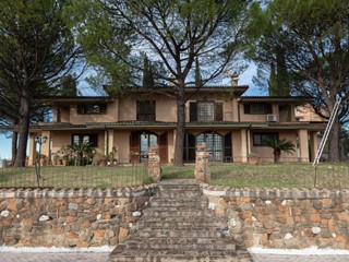 Villa in Vendita a Mentana, 590'000€, 360 m², con Box