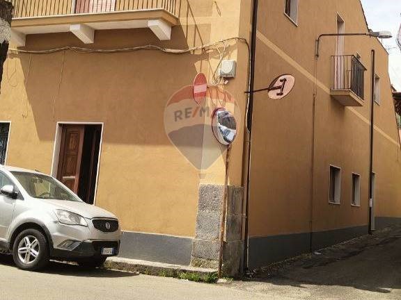 Casa Semi Indipendente in Vendita a Riposto, 147'000€, 277 m²