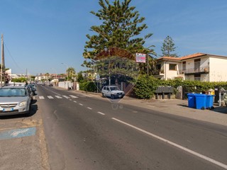 Immobile commerciale in Vendita a Aci Castello, 110'000€, 60 m²