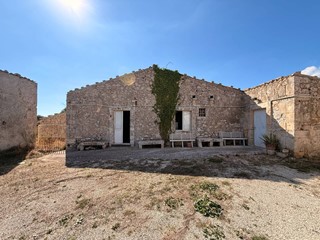 Villa in Vendita a Noto, 135'000€, 301 m²