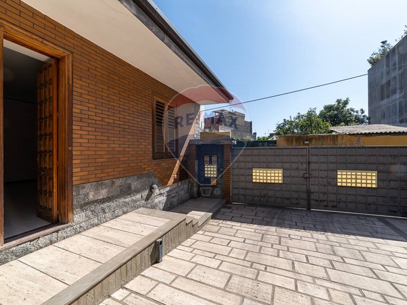 Trilocale in Vendita a Aci Catena, 68'000€, 95 m²