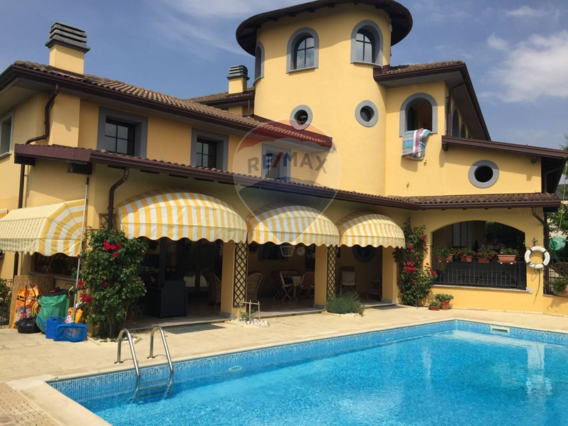 Villa in Vendita a Voghera, 750'000€, 582 m²