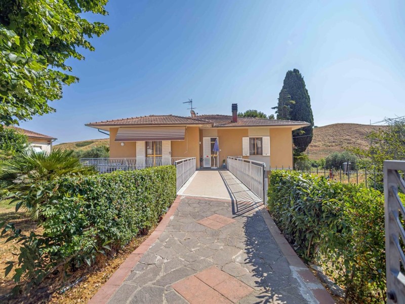 Casa Indipendente in Vendita a Casciana Terme Lari, zona Casciana Terme, 420'000€, 294 m², arredato, con Box