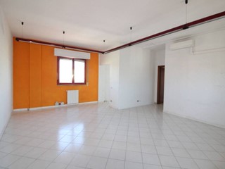 Ufficio in Vendita a Castelfranco di Sotto, 90'000€, 100 m²