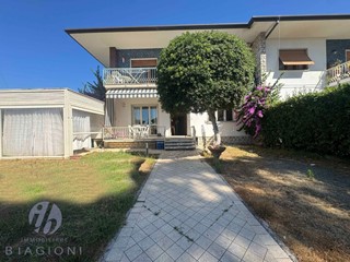 Appartamento in Vendita a Pietrasanta, zona Tonfano, 550'000€, 135 m²