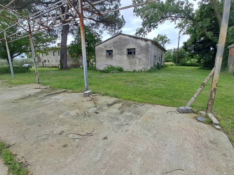 Casa di corte in Vendita a Casciana Terme Lari, 250'000€, 403 m², con Box
