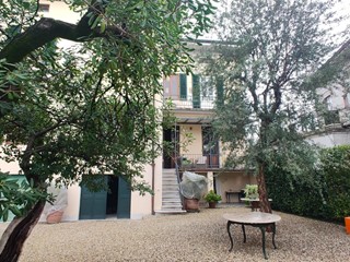 Appartamento in Vendita a Lucca, 780'000€, 160 m², arredato, con Box