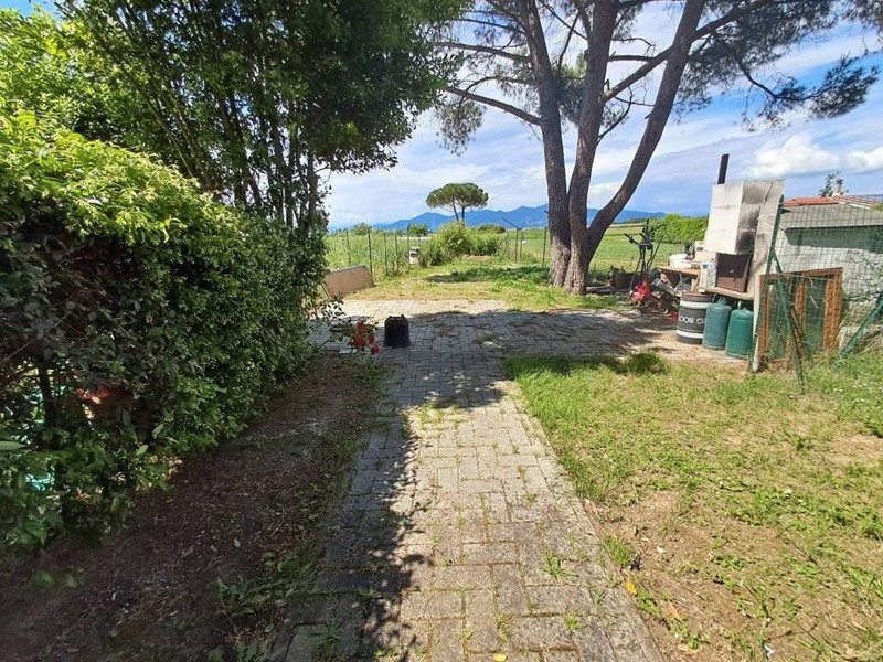 Villa in Vendita a Crespina Lorenzana, zona Cenaia, 199'000€, 142 m², arredato