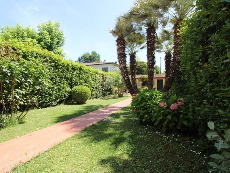 Casa Indipendente in Vendita a Pontedera, zona Montecastello, 450'000€, 250 m²