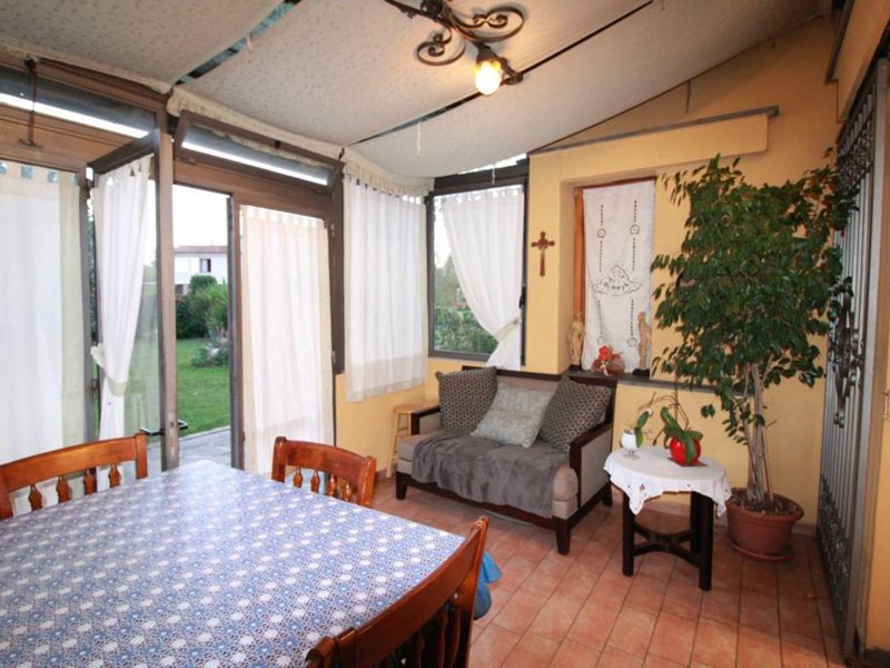 Villa in Vendita a Pontedera, 450'000€, 416 m², con Box