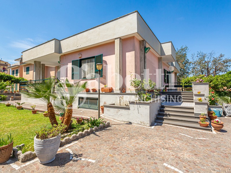 Villa in Vendita a Mugnano di Napoli, 549'000€, 350 m²