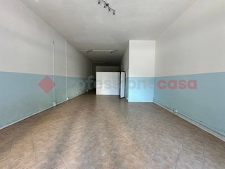 Negozio in Affitto a Arezzo, 650€, 92 m²