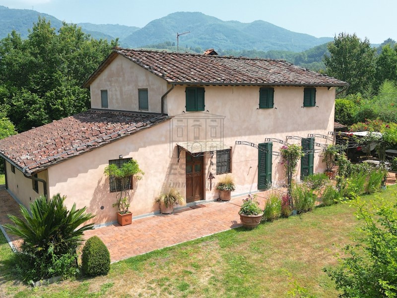 Casale in Vendita a Capannori, zona Nord, 800'000€, 230 m²