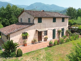 Casale in Vendita a Capannori, zona Nord, 800'000€, 230 m²