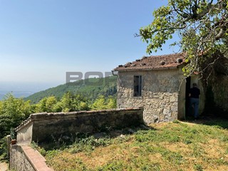 Casa Indipendente in Vendita a Pistoia, zona Cireglio, 160'000€, 300 m²
