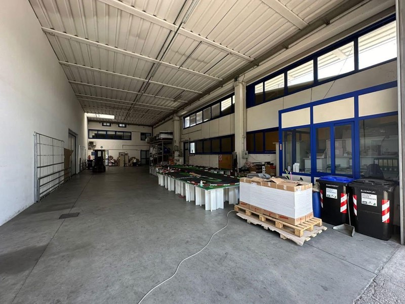 Capannone in Vendita a Santa Croce sull'Arno, 450'000€, 500 m²