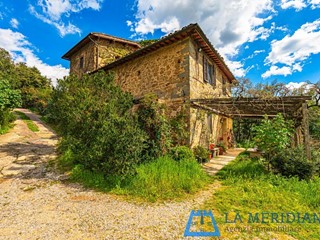 Casale in Vendita a Lamporecchio, 595'000€, 440 m², con Box