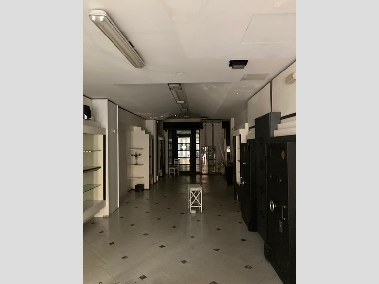 Immobile commerciale in Vendita a Pontedera, 150'000€, 140 m²