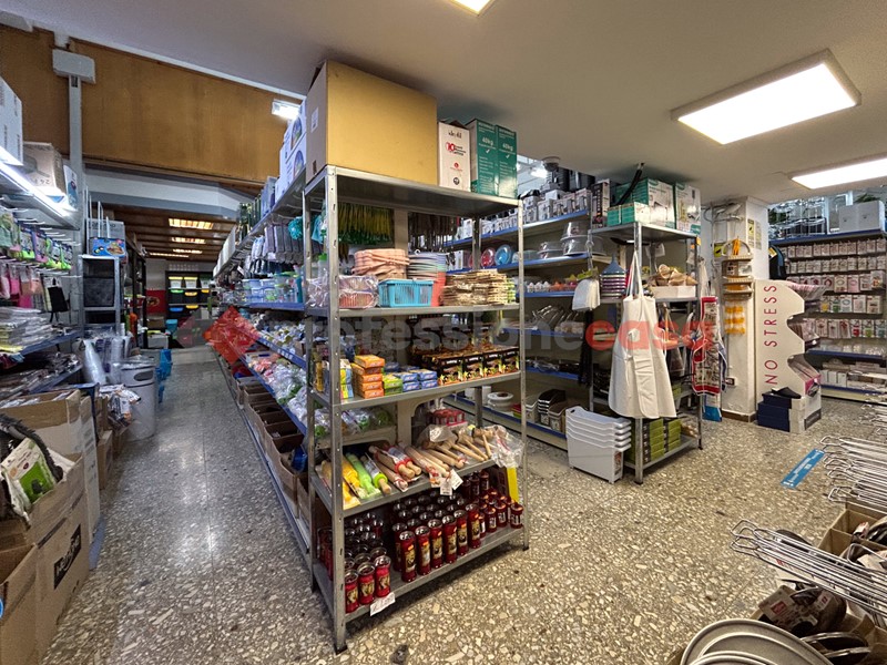 Negozio in Vendita a Pace del Mela, 600'000€, 772 m²