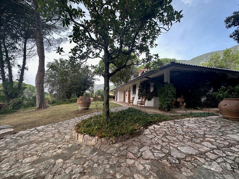 Villa in Vendita a Terni, 380'000€, 350 m²