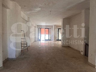 Negozio in Affitto a Avellino, 750€, 120 m²