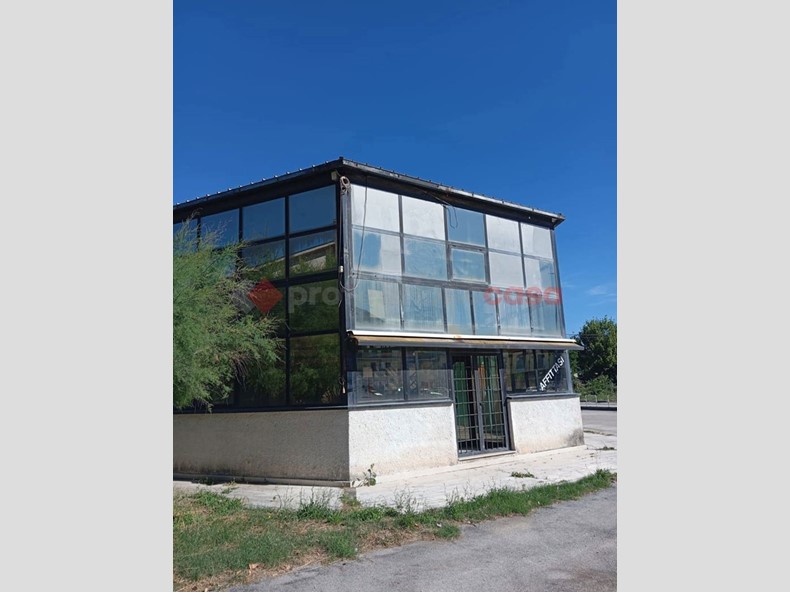 Negozio in Affitto a Carsoli, 1'300€, 150 m²
