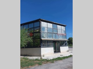 Negozio in Affitto a Carsoli, 1'300€, 150 m²
