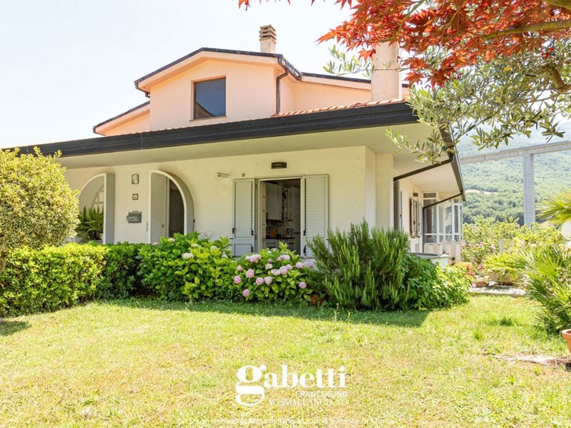 Villa bifamiliare in Vendita a Villa Santa Maria, 280'000&euro;, 500 m²