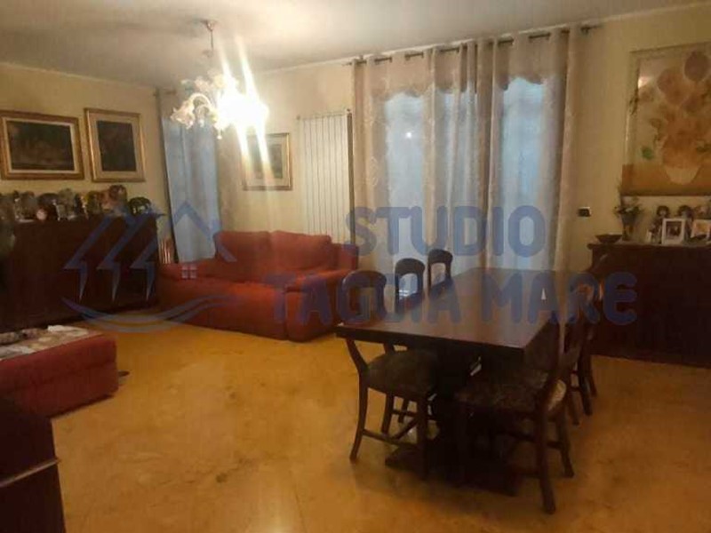 Casa Indipendente in Vendita a Camporosso, 510'000€, 213 m², arredato, con Box
