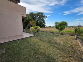 Trilocale in Vendita a Rovigo, zona Commenda Ovest, 98'000€, 55 m², arredato, con Box