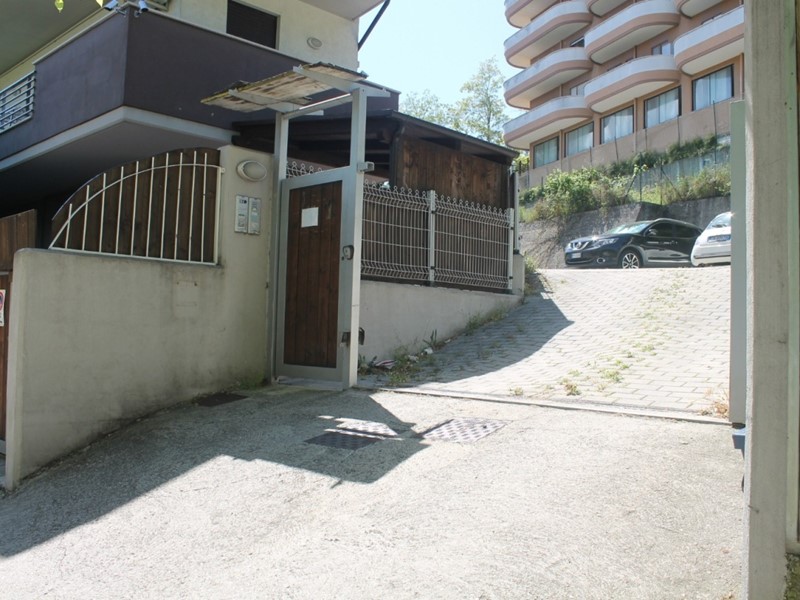 Casa Semi Indipendente in Affitto a Pescara, 2'500€, 120 m²