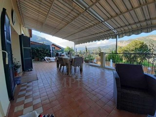 Casa Semi Indipendente in Vendita a Ventimiglia, zona Sant'Anna, 245'000€, 85 m²