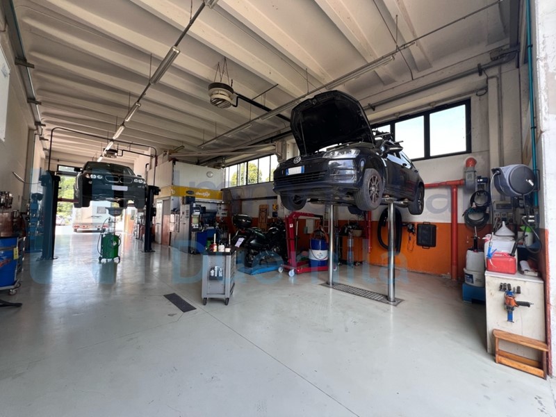 Attività commerciale in Vendita a Imola, 50'000€, 200 m², arredato