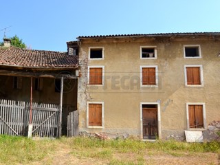 Casa Semi Indipendente in Vendita a Valdagno, zona Castello, 32'000€, 544 m², con Box