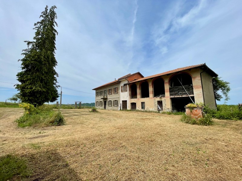 Casa Indipendente in Vendita a Serravalle Langhe, 150'000€, 320 m², con Box