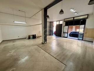 Immobile commerciale in Affitto a Misterbianco, 700€, 110 m²
