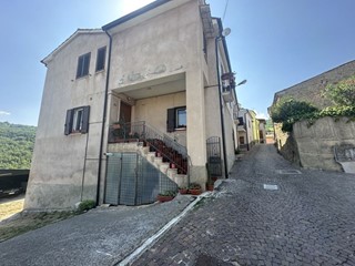 Villa in Vendita a Montorio al Vomano, 69'000€, 220 m²