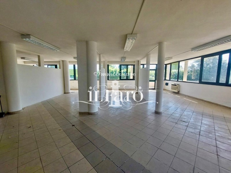 Ufficio in Vendita a Viareggio, 150'000€, 170 m²