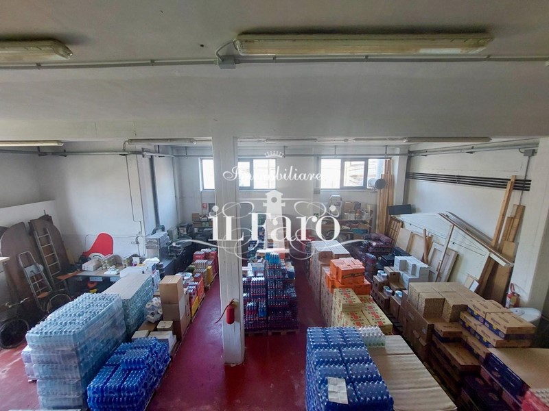 Magazzino in Vendita a Camaiore, 220'000&euro;, 180 m²
