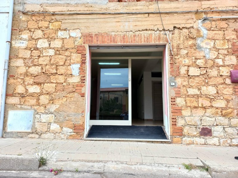 Immobile commerciale in Vendita a Iglesias, 110'000€, 108 m²