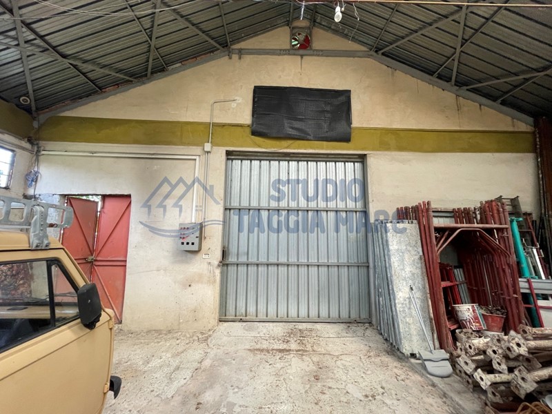 Capannone in Vendita a Bajardo, 45'000€, 400 m²
