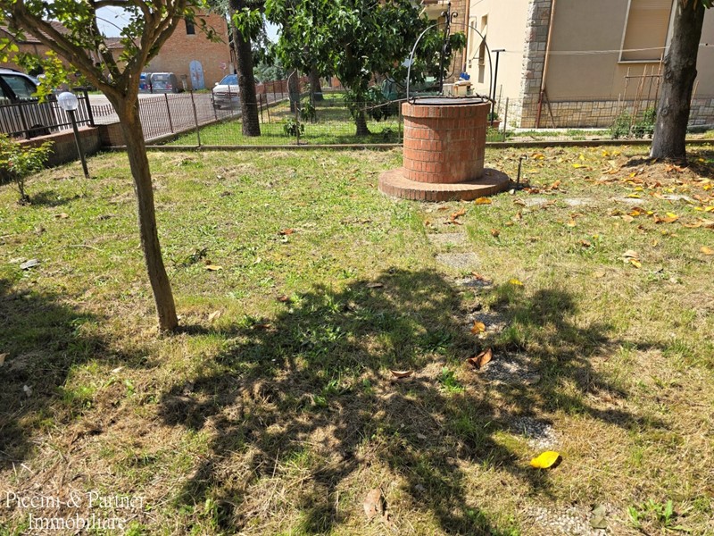 Casa Indipendente in Vendita a Montepulciano, zona Montepulciano Stazione, 190'000€, 300 m², con Box